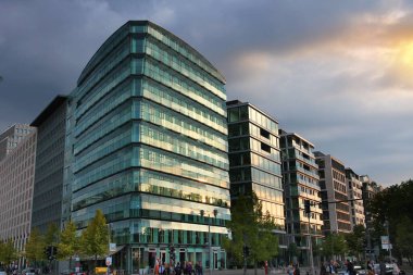 BERLİN, GERMANY - 26 AĞUSTOS 2014: Berlin 'de modern mimari ile Lennestrasse sokak görüşü. Berlin, 3,5 milyonluk nüfusuyla Almanya 'nın en büyük şehridir..