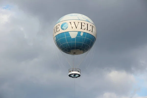2014年8月26日 游客参观了柏林热气球上的天文台 气球广告Die Welt Axel Springer Se拥有的报纸 — 图库照片