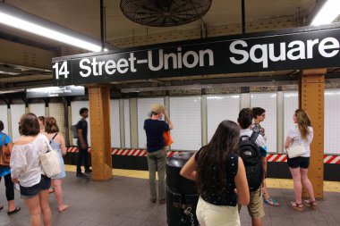 NEW YORK, ABD - 4 Haziran 2013: İnsanlar New York 'ta bir metro istasyonunda bekliyor. 1.67 milyar yıllık yolculuğuyla New York Metrosu dünyanın en işlek 7. metro sistemi..