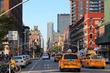 NEW YORK, ABD - 4 Temmuz 2013: 8. Cadde manzaralı New York Chelsea bölgesi. New York metropolitan bölgesinde 20 milyondan fazla insan yaşıyor..