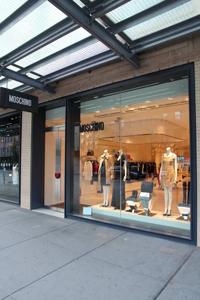 美国纽约 2013年7月4日 纽约第五大道莫希诺服装店 Moschino是一家豪华的意大利时装公司 — 图库照片