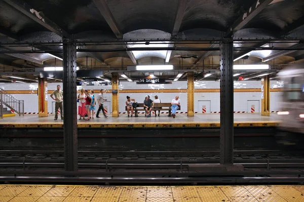 2013年 平成25年 6月4日 ニューヨークの地下鉄駅で待つ ニューヨーク市地下鉄は年間16億7千万の乗車数を誇り 世界で7番目に忙しい地下鉄です — ストック写真