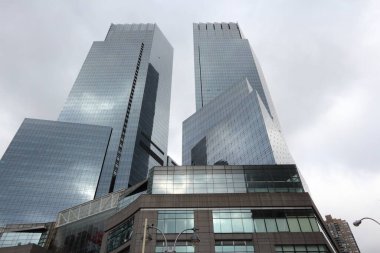 NEW YORK, ABD - 4 Temmuz 2013: Deutsche Bank Center (eski Time Warner Center) gökdelenleri 2003 yılında tamamlandı, New York 'un simgelerinden biri.