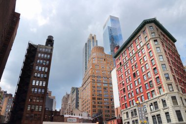 NEW YORK, ABD - 4 Temmuz 2013: Manhattan, New York 'ta Batı 31. Cadde' nin kentsel silueti.