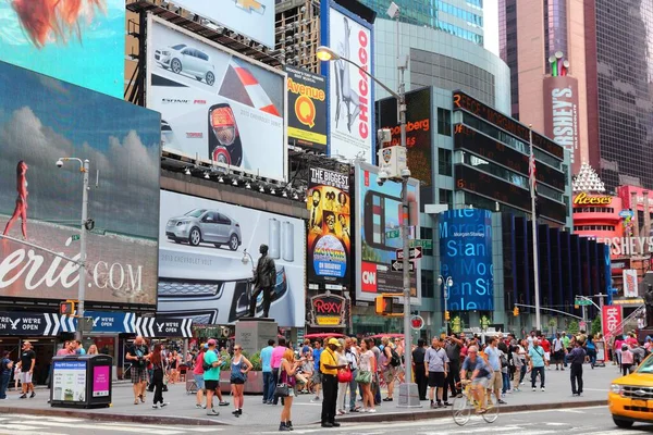 美国纽约 2013年7月4日 人们参观纽约时代广场 百老汇与第七大道交界处的广场是纽约著名的地标 — 图库照片
