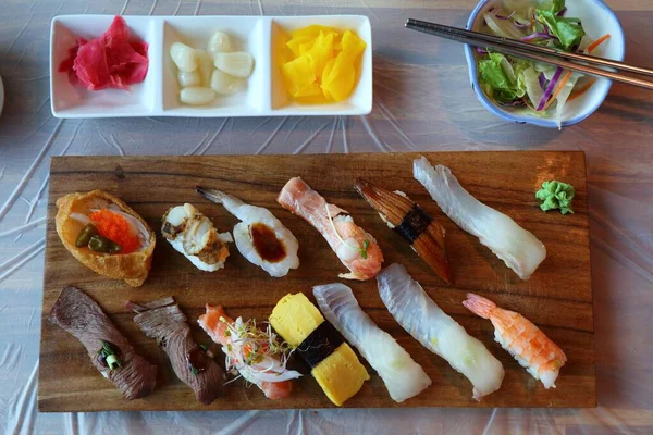 Planche Sushi Restaurant Japonais Corée Sud Divers Nigiris Poisson Saumon — Photo
