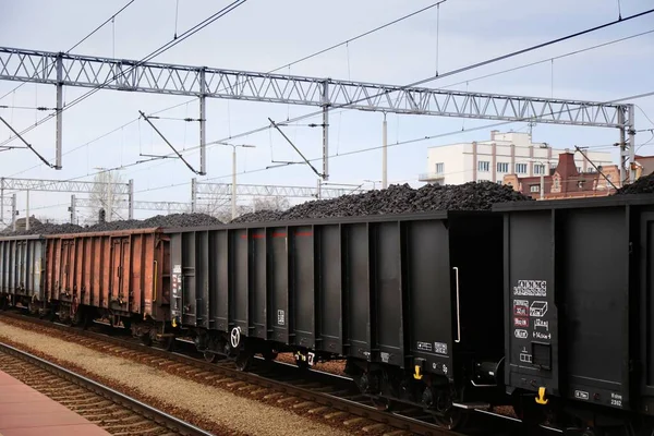 波兰卡托维茨的火车运送波兰煤炭 货运列车 — 图库照片