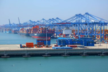 BUSAN, Güney Kore - 31 Mart 2023: Busan Yeni Limanı Pusan Newport Uluslararası Terminali olarak da bilinir. Busan 'ın Seongbuk-dong bölgesinde yeni konteyner terminali.