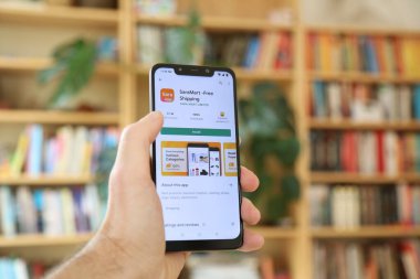 WARsaw, POLAND - 29 Ocak 2021: SaraMart 'ı Android OS, Xiaomi akıllı telefonu üzerinden çevrimiçi alışveriş mobil uygulaması yükleyen kullanıcı.