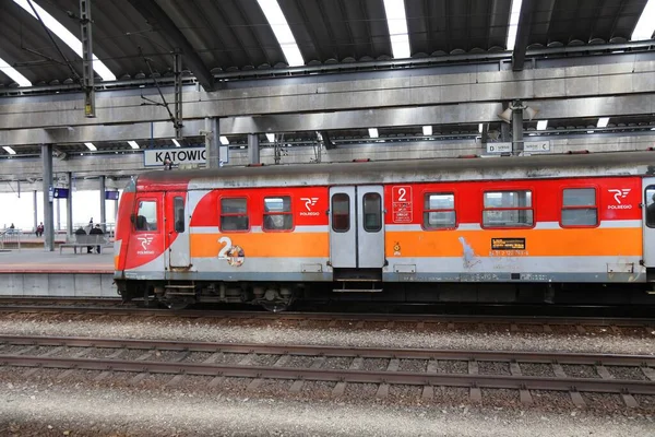 ポーランド カトヴィツェ 2023年3月24日 ポーランド スラスキー地方の主要鉄道ハブであるカトヴィツェ駅におけるポリレゴ旅客列車 — ストック写真