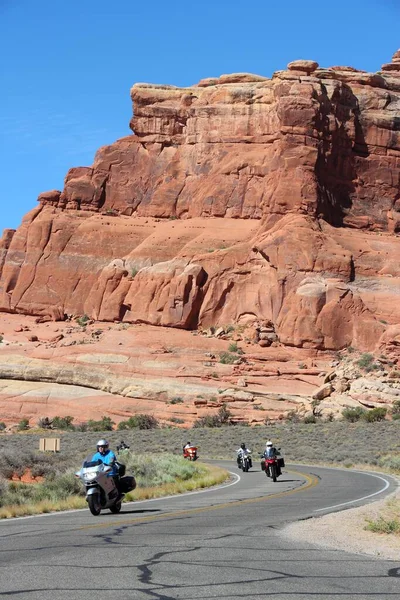 2013年6月21日 美国犹他州阿尔奇国家公园 Arches National Park 的自行车运动员 2012年 070 577人访问了Arches — 图库照片