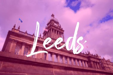 Leeds, İngiltere. Şehir ismi, modern fotoğraf kartpostalı. Seyahat hedef metin kartı.