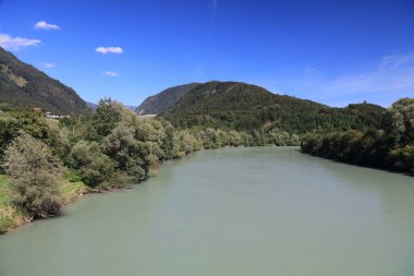Avusturya 'daki Spittal an der Drau kasabası yakınlarındaki Drava Nehri manzarası. Alplerde Yaz.
