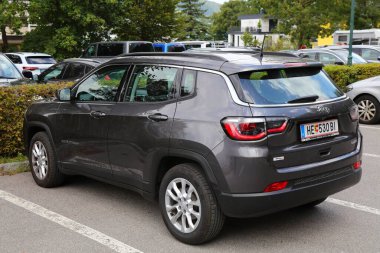 CarinTHIA, AUSTRIA - 12 Ağustos 2022 Avusturya 'da park etmiş bir cip. Avusturya 'da 2021 itibariyle 7.2 milyon motorlu araç kaydedildi..