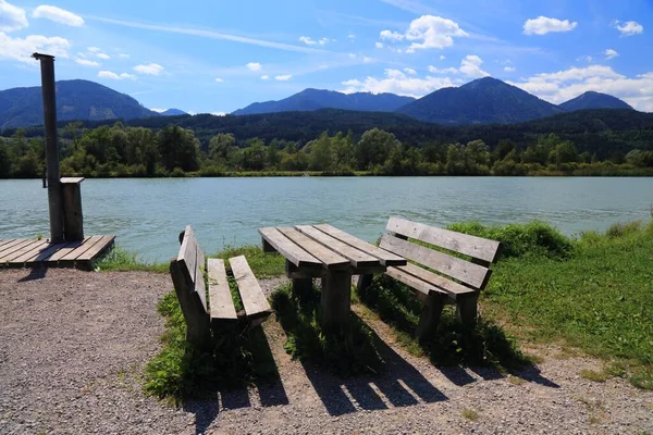 Stolik Piknikowy Nad Rzeką Dravą Pobliżu Spittal Der Drau Austrii — Zdjęcie stockowe