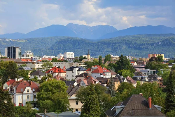 Ορίζοντας Της Πόλης Κλάγκενφουρτ Στην Αυστρία Karawanks Άλπεις Κυμαίνονται Στο — Φωτογραφία Αρχείου