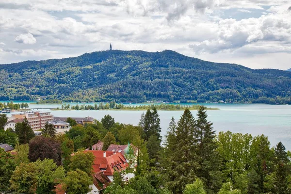 オーストリアアルプスで最も素晴らしい山の湖 カリンシア州のオーストリアの風景 ポルシェ ウォーザー町 英語版 Poterschach — ストック写真