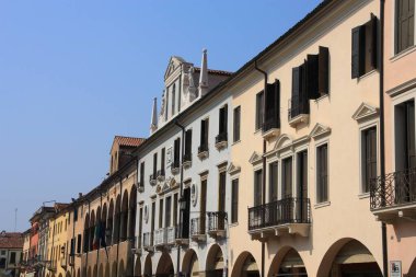 İtalya, Padua 'daki Piazza del Santo' nun sokak manzarası. İtalya 'nın Venedik bölgesinde şehir.