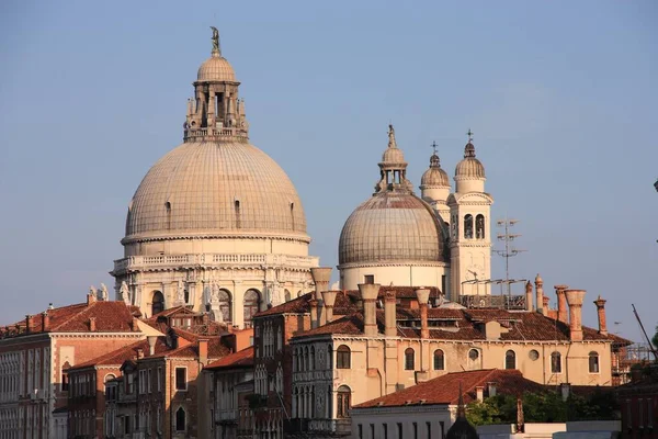 ヴェネツィアのランドマーク イタリア サンタ マリア デッラ サルテ大聖堂 聖マリア ヘルス大聖堂 日没の光 — ストック写真