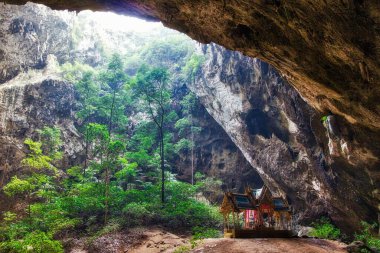 Tayland mağarası - Kraliyet Pavyonu ve Khao Sam Roi Yot Ulusal Parkı 'ndaki bir mağarada orman. İfade Nakhon mağarası. HDR fotoğrafı.