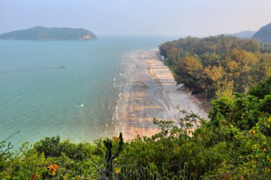 Tayland 'daki Khao Sam Roi Yot Ulusal Parkı sahili. Asya 'nın Doğası.