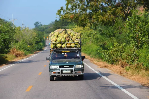 Pran Buri Tailandia Diciembre 2013 Trabajadores Agrícolas Isuzu Viajan Camioneta — Foto de Stock