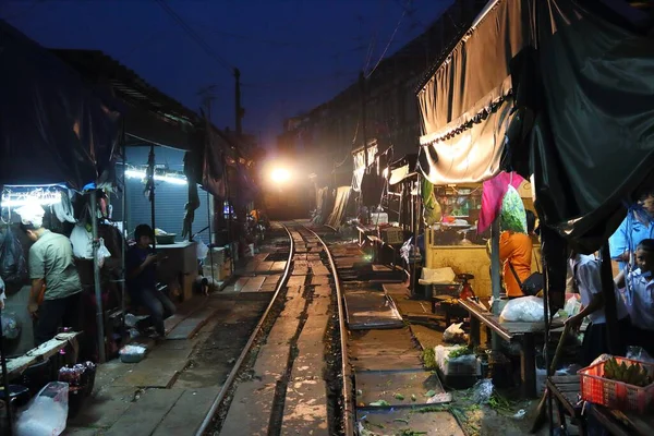 サムットソンクラーム 2013年12月12日 タイのメーコン市場を通る列車に乗る 市場は活発な鉄道路線に位置していることで有名です — ストック写真
