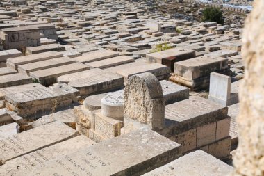 JERUSALEM, ISRAEL - 29 Ekim 2022: Kudüs, İsrail 'deki Zeytin Yahudi Mezarlığı Dağı. Dünyadaki en büyük ve en önemli Yahudi mezarlıklarından biridir..