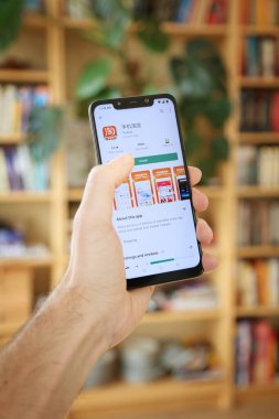 WARsaw, POLAND - 29 Ocak 2021: Android OS, Xiaomi akıllı telefona Taobao çevrimiçi alışveriş mobil uygulaması yükleyen kullanıcı.