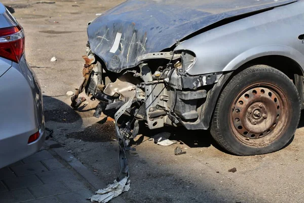 Sérült Autó Elöl Egy Kisebb Városi Baleset Után Autóbaleset Eredménye — Stock Fotó
