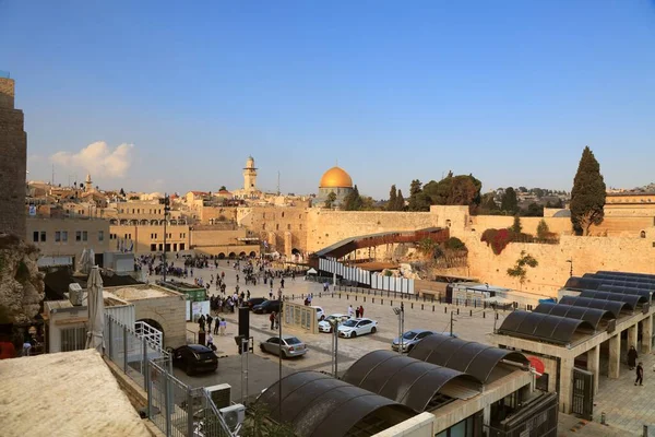 イスラエルのエルサレム 2022年10月28日 人々はエルサレム旧市街の西壁 または嘆きの壁 を訪問します エルサレムのユネスコ世界遺産に登録されている — ストック写真