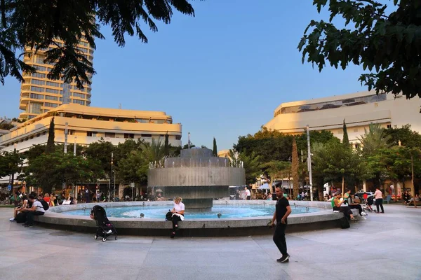 Tel Aviv Israel 11月3 2022 人々はテルアビブで有名なディセンゴフ広場を訪問します イスラエル テルアビブホワイトシティとそのバウハウスの建物はユネスコの世界遺産に登録されています — ストック写真