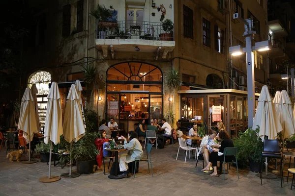 Tel Aviv Israel Novembro 2022 Pessoas Visitam Café Calçada Noite — Fotografia de Stock