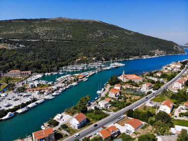 Rozat, Hırvatistan. Rijeka Dubrovacka olarak bilinen Ria kıyı koyuna sahip Dubrovnik marina manzarası.