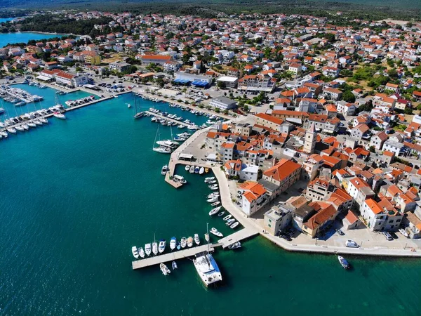 クロアチアのピロヴァツ 港と町の空中風景 — ストック写真