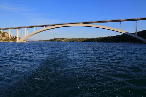 克罗地亚亚得里亚海公路 Jadranska Magistrala 穿过Krka河的Sibenik桥 Sibenski Most 混凝土拱桥 — 图库照片