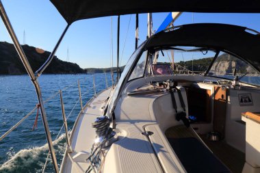 River Krka, Hırvatistan. Hırvatistan 'ın Krka kentinde nehir yukarı giden yelkenli..