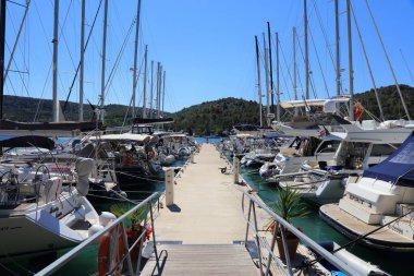 SKRADIN, CROATIA - 14 Temmuz 2021 Skradin ACI Marina 'ya demir atmış yelkenliler. ACI (Adriyatik Hırvat Uluslararası Kulübü) Hırvatistan 'da yüksek kaliteli marinalar işletiyor.