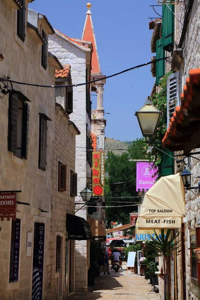 克罗地亚Trogir 2021年6月23日 游客参观克罗地亚特罗吉尔古城 特鲁吉尔是达尔马提亚的一个中世纪城镇 被联合国教科文组织列为世界遗产 — 图库照片