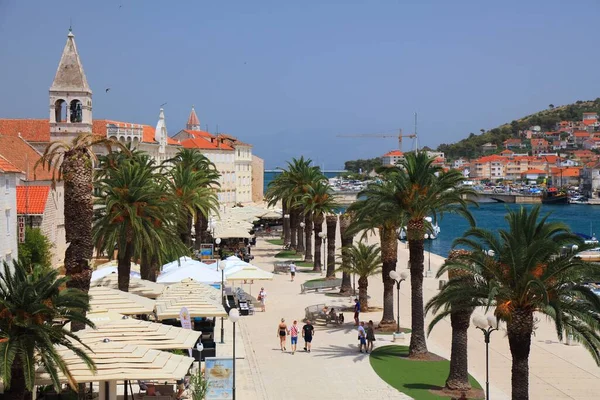 Trogir Kroatie Juni 2021 Toeristen Bezoeken Oude Binnenstad Van Trogir — Stockfoto