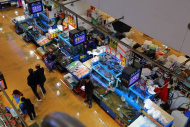 SEOUL, Güney Kore - 5 Nisan 2023: İnsanlar Seul 'deki Noryangjin Balıkçılık Toptan Pazarı' nı ziyaret ediyor. Kore 'nin en büyük balık pazarlarından biridir..