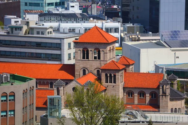 首尔市的观点在韩国 以首尔英国圣公会大教堂为特色的郑东区城市景观 — 图库照片