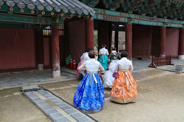 Jeonju Νοτια Κορεα Απριλιου 2023 Τουρίστες Παραδοσιακά Κορεάτικα Ρούχα Επισκέπτονται — Φωτογραφία Αρχείου