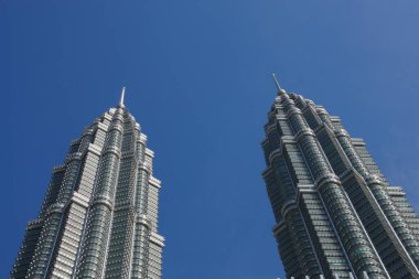 KUALA LUMPUR, MALAYSIA - 29 Mart 2009: Kuala Lumpur şehrindeki Petronas Kuleleri gökdelenleri, Malezya.