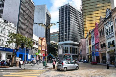 KUALA LUMPUR, MALAYSIA - 29 Mart 2009: Kuala Lumpur şehir merkezindeki Medan Pasar veya Market Meydanı 'nı ziyaret edenler.