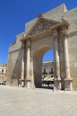 Lecce, İtalya - Salento yarımadasında bir kasaba. Porta Napoli Zafer Kemeri.