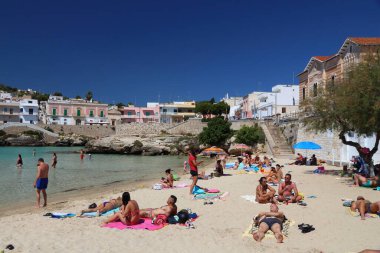 APULIA, İtalya - 30 Mayıs 2017: Puglia bölgesindeki Santa Maria Al Bagno plajını ziyaret edenler. Yıllık 50 milyon ziyaretçiyle İtalya, en çok ziyaret edilen ülkelerden biri oldu..