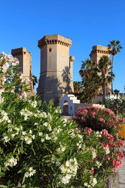 Apulia Landmark Zniszczony Quattro Colonne Towers Santa Maria Bagno — Zdjęcie stockowe