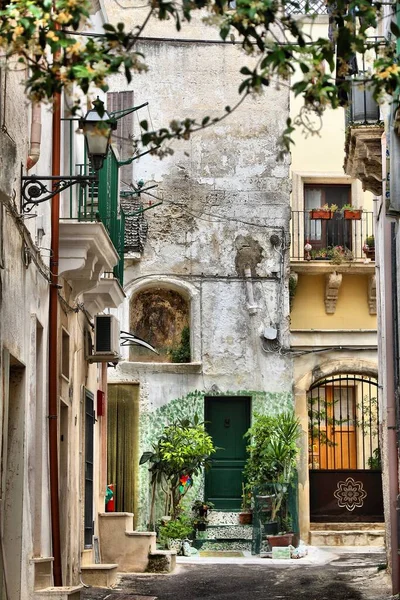 イタリアのグロッタリエ カラフルな地中海建築の典型的な町の通り — ストック写真