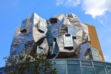 ARLES, FRANCE - 1 Ekim 2021 Arles, Fransa 'daki Tour Luma binası. Tour Luma yerel bir sanat merkezidir ve Frank Gehry tarafından tasarlanmıştır..
